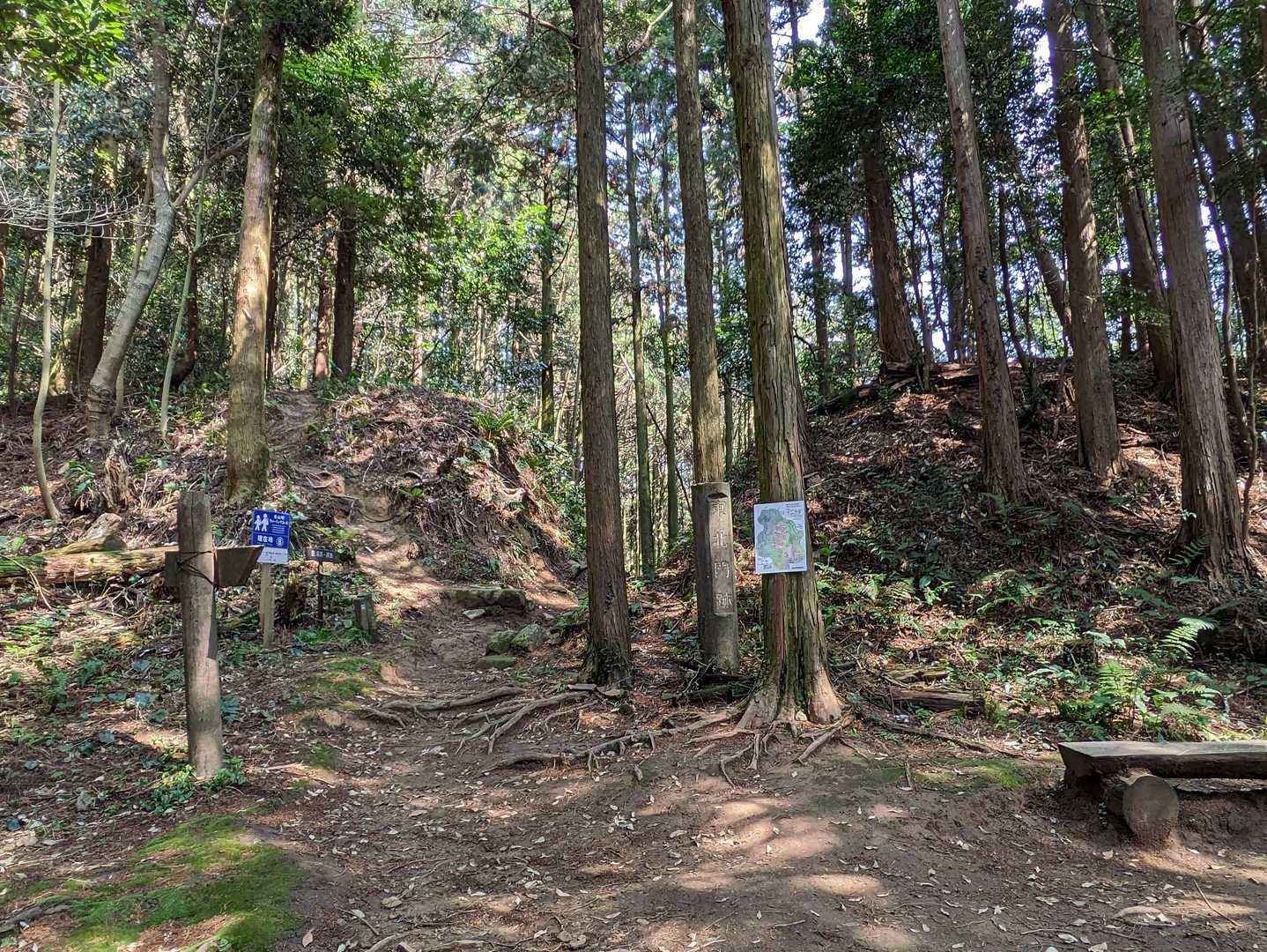 東北門跡の石塔有り😃青色🔵の表示板を頼りに､中央の道を進みます🚶🚶🫱