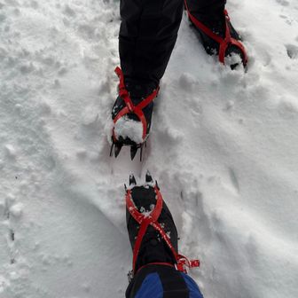 雪が多いのでここからはアイゼンを付けて登ります。