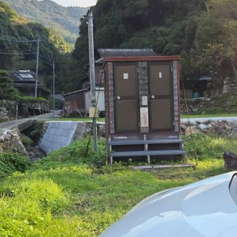 駐車場にはトイレが設置されている