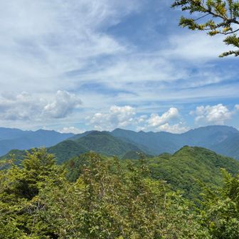 両神山(右奥)が近くに見える
今はクマ出没で、八丁峠コースは通行止め