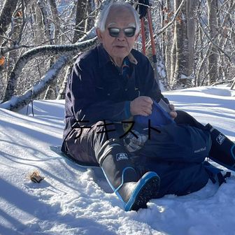 maruさんが若い頃、単独で二王子岳でスキーを楽しんでいた際に天候が急変してホワイトアウト状態になったそう…下山ルートがわからない💦
幸いにも二王子岳を知り尽くしていらっしゃるＳさんとお会いし、「私から離れないで！」と無事に登山口まで案内していただいたそう。

この思い出は何度もmaruさんから聞いており、二王子岳に登った日には私も100%の確率で山中や山頂でＳさんにお会いしています。
今日はここで少し休んでから下山されるとの事。
「楽しんできなさいよ〜」…優しいお言葉をいただいて、皆さんを追いかけました🤭