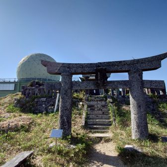 レーダードームと脊振神社上宮