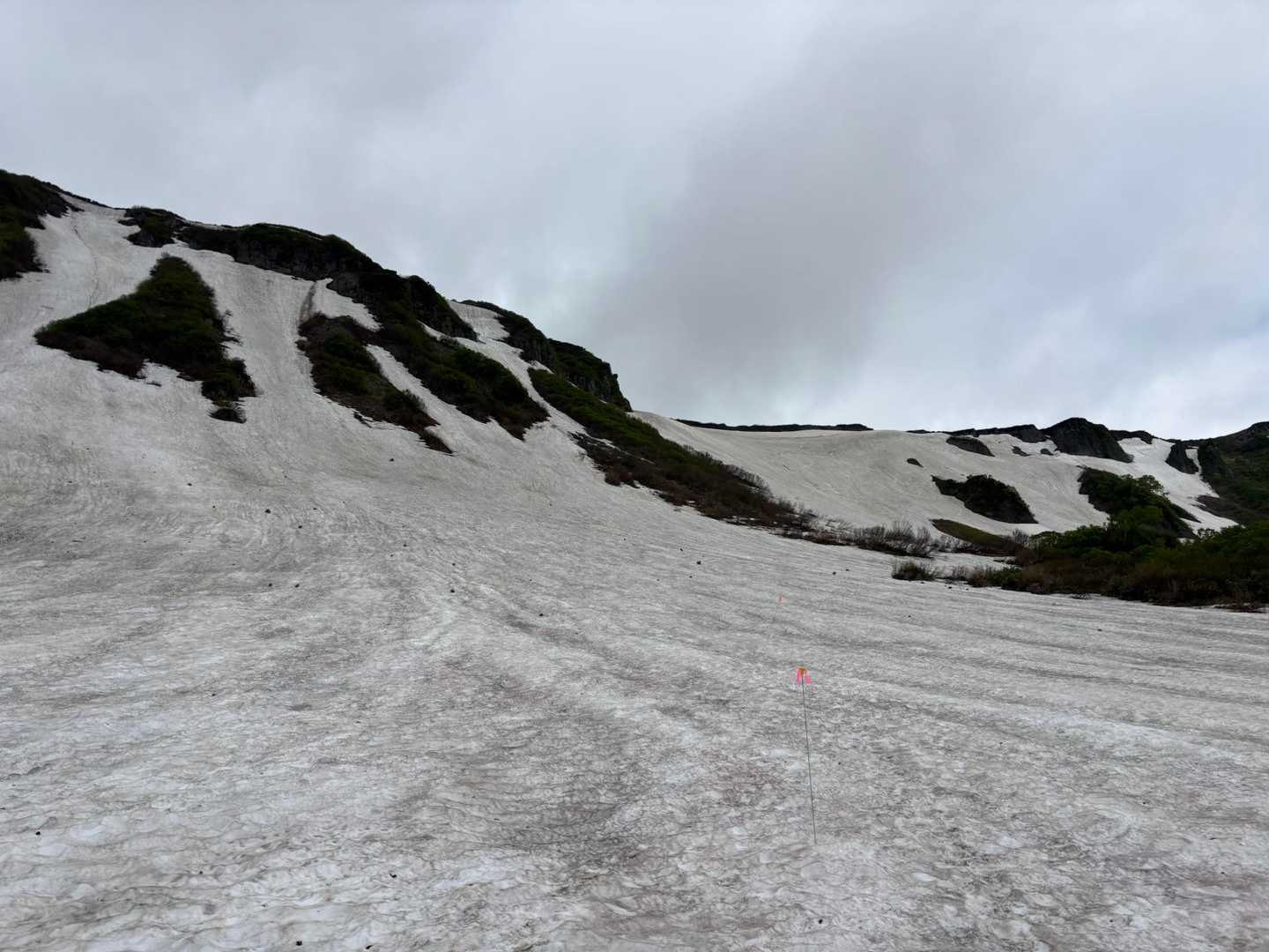 ここから、三笠新道まで雪渓が繋がる