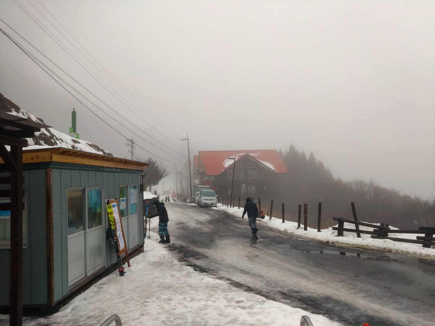 腕山登山口のある井川スキー場に来ました。スキー客で駐車場はいっぱいです。今期で井川スキー場は99年の歴史に幕をおろすとのこと😢
駐車場のおじさんは休業だからまた来てね！って言ってました👍