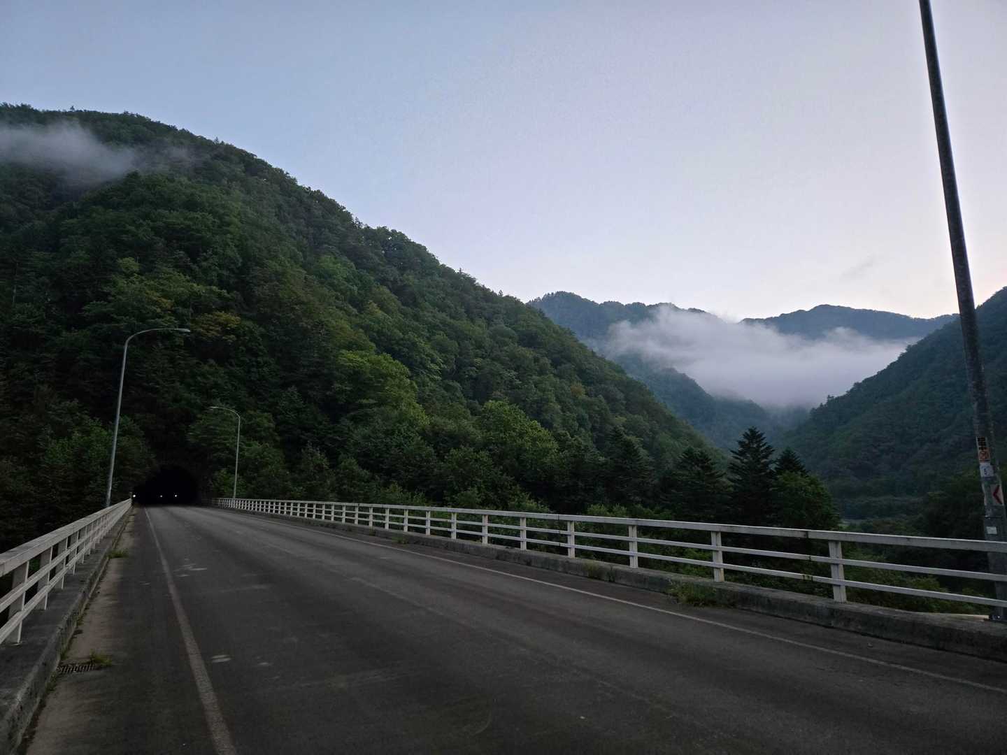 トンネル抜けて次のトンネルの手前を左側に入ります