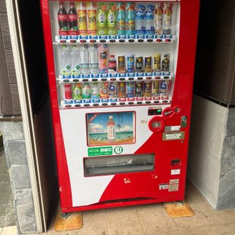 品揃え。登山口でよく売り切れているスポーツドリンク、在庫があるのは意外。炭酸系が売り切れなのはキャンプ場だからか？