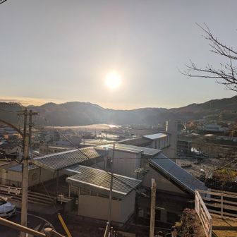 歩き始めの上野原駅北口。11月末ということもあってまだ日は低い。