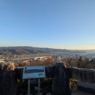 ファンダムは推しのため
人生の余白を埋めるために
時間と金を使う

その対象は
おそらくなんだっていい

それは
山登りだって
そうかもしれない

雑談相手を探すため
高揚感を得るため
何か見返りを得るため
第二の青春のため
今更自分の限界を知るため

人生の余白を埋めるため