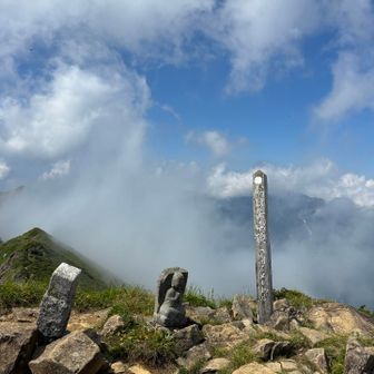 『朝日岳』⛰️🤙
標高1945mなので、谷川岳より少し低いくらい。一瞬ガスりましたが、すぐさま太陽は復活し再びアチアチ状態に🥵