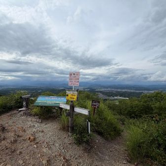 関市一望の大岩山
福井県まで続くスーパーでっかい関市はV字形
Vの頂点がだいたいここかなと✨
↑

せきデジスタの看板外し忘れでしょうか🤔