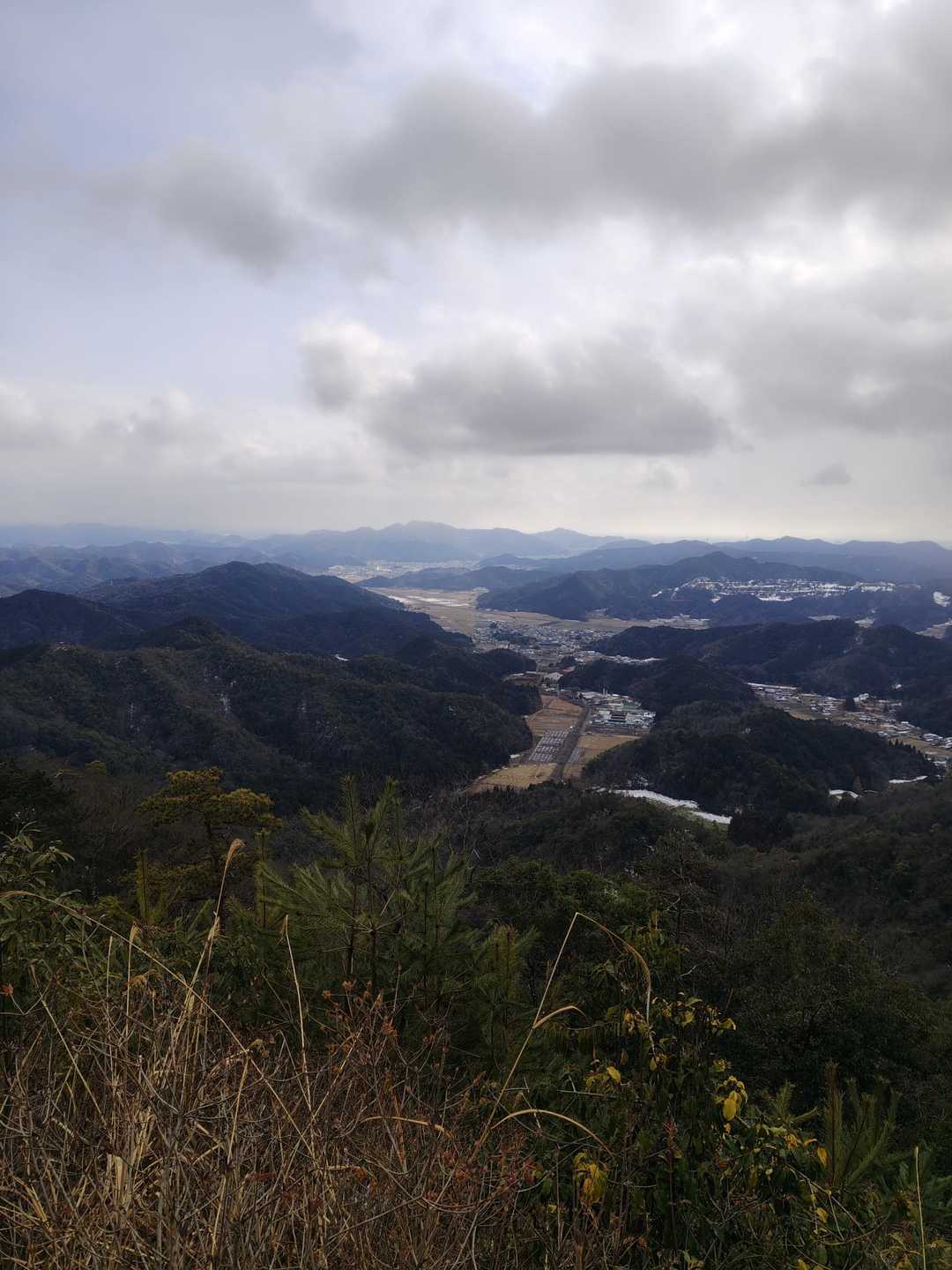 大桑城からの風景。真ん中に金華山。