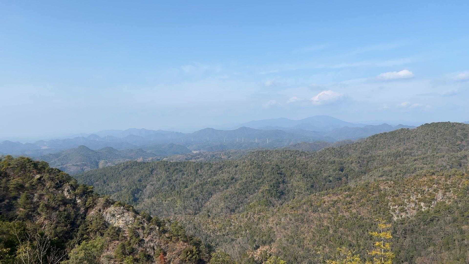 北方向。遠くに見えるのは瓢ヶ岳だろうか。
その手前は誕生山、天王山だね。