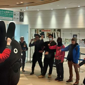 今日は山友とみきんこと山頂待ち合わせで参戦。
展望台に行ったら、いなおさんがいたので巻き込み。中腹駅まで降りてる途中でまっきー🦍さんにお会いして、巻き込みました🤣