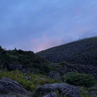 ほとんど眠れず、うとうと程度。寝不足続きだったこともあり、星空鑑賞は泣く泣く断念。見事だったようです。日の出前の空はこんな感じ