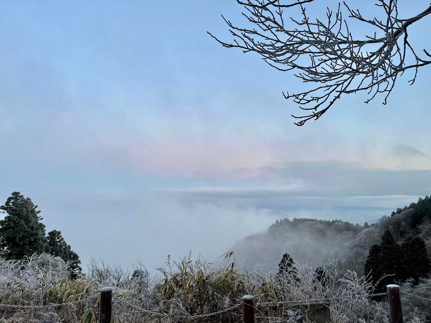 山頂近くでようやく明るくなってきました。こんなにヘッデンつけっぱなしで金剛山登ったのは初めてかもしれません😃
