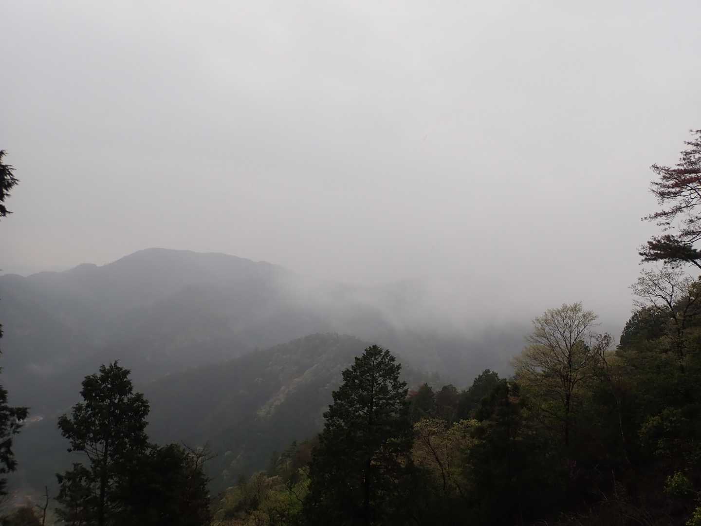 雨が降ってきて眺望はイマイチ