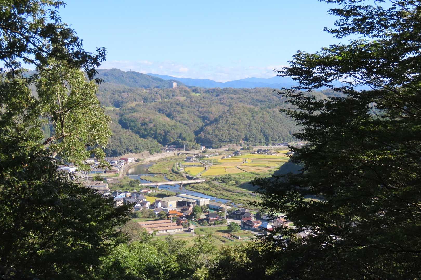 展望場所その2。正面の山の上の建物はゴルフ場のホテルの模様。ここを最後に展望ポイント無し。