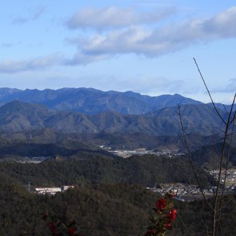 手前の峰の右が誕生山⛰️左が天王山⛰️