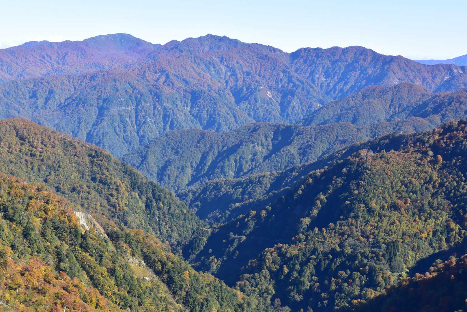 滝から流れる渓谷と三方岩岳の素晴らしい景色