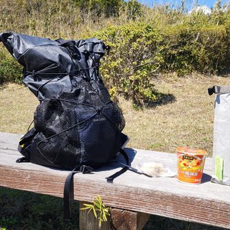 姫の沢公園にて、お昼はザックの中で小さくなった🍙とスープ
とんびの影に怯えながら補食