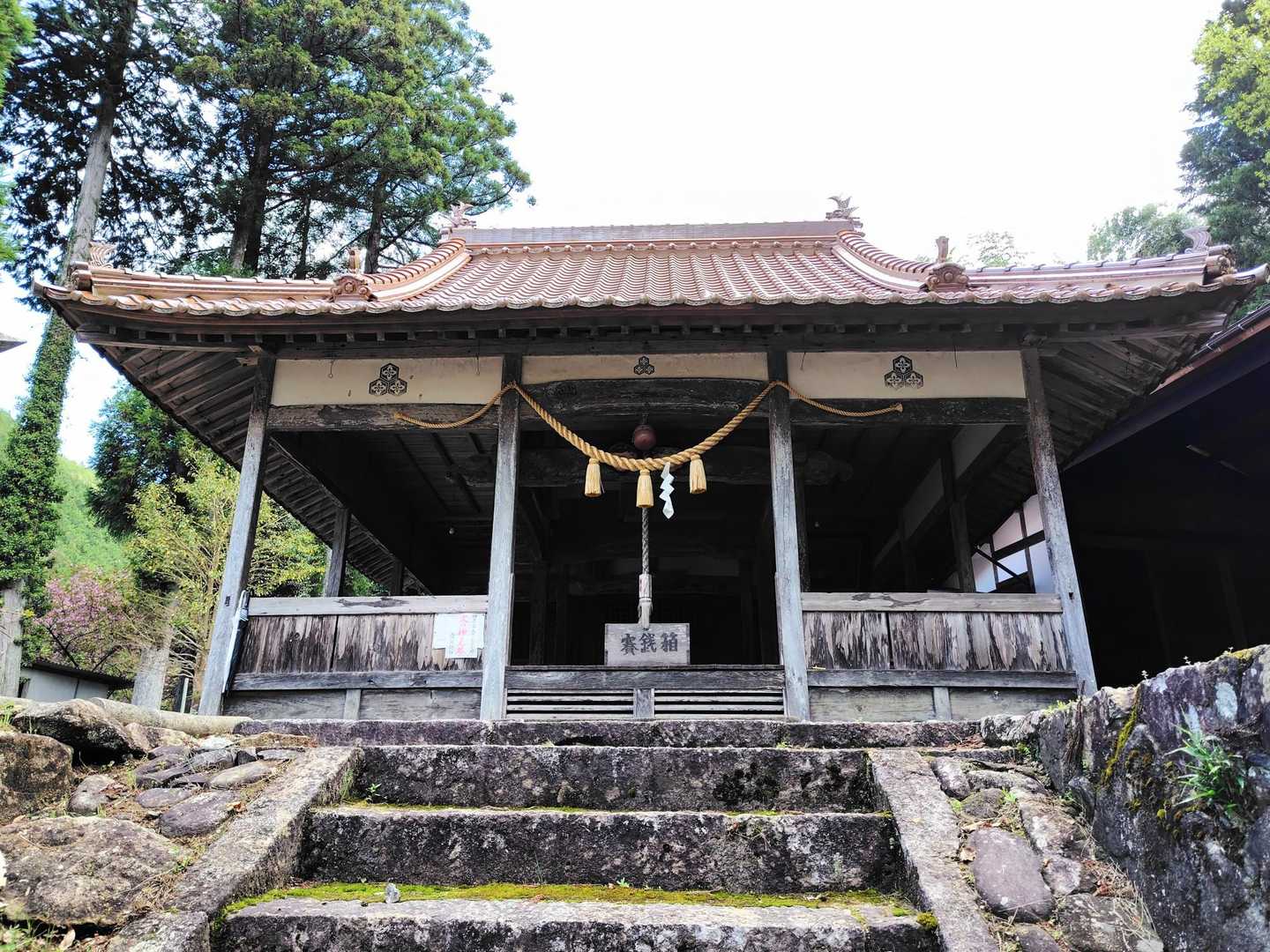 三島神社(説明板より)
弘治二年(1488と書かれていたが1556か？)に河野信秀という人が愛媛県の伊予の国からこの地に移住し開拓を進めるに当り祖先以来の同族神を勧請したと考えられます
これが近世以来地域の人々の氏神となったものです
当時は戦国時代も終りに近づき、広島では毛利元就が宮島で陶晴賢を破って、支配を完成させた時期でした