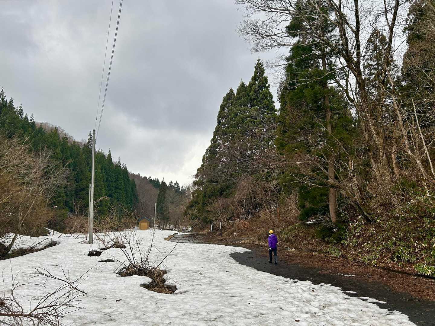 保呂羽山少年自然の家🏠スタート▶️
ここまで残雪をズボズボっと進み登山口到着！
以前来た時の記憶がよみがえり、ここまで🚗でくる事ができたような？前方の小屋はトイレだったような？