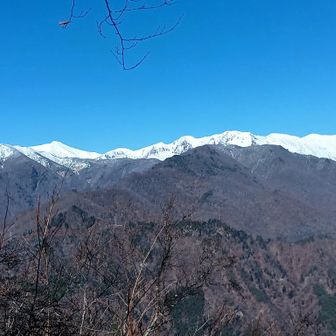 吾妻耶山山頂。
奥:万太郎、俎嵓。手前:小出俣山〜阿能川岳。