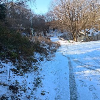 筑波山キャンプ場は工事のため閉鎖中のよう
東屋で休もうと思っていたので誤算😅