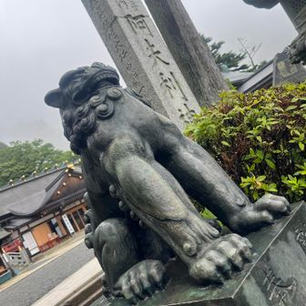 たくましい足で。