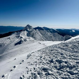 中岳を登り切ってあとは下るだけ。宝剣岳がかっこいい（もういいって）