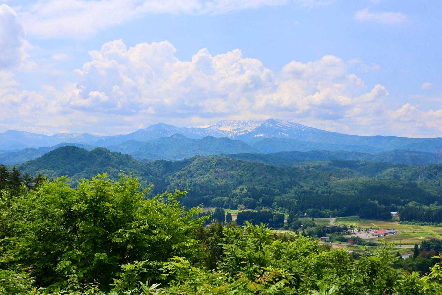 こちらから眺める景色…🏔️

正面にはまだ雪残る守門岳🏔️