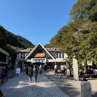 ケーブルカー乗り場や高尾山口駅は賑わい始めてました。お店もそろそろ開店するところ。