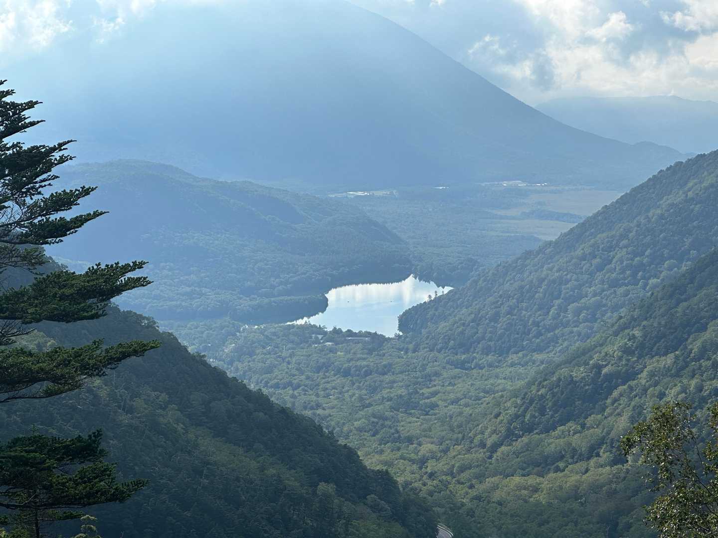 湯ノ湖その奥には戦場ヶ原