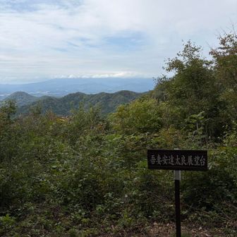 安達太良山の山頂は雲に覆われてます
