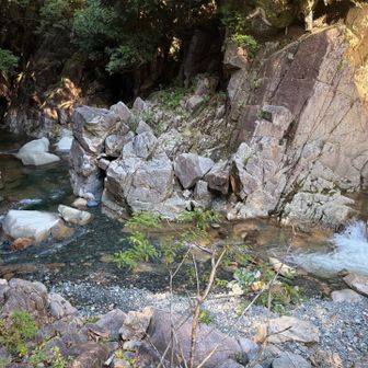 大瀞付近、飛び石伝いに左岸へ渡った
