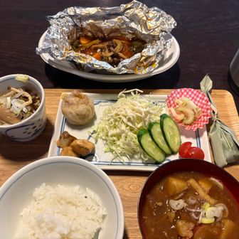 夜ごはんは18時〜
ごはん、豚汁はおかわり自由。熱々ハンバーグ、お蕎麦、シュウマイ、タラの唐揚げ、野菜サラダ、セロリの漬物、デザートつきです😋
出されたものは残しにくい…頑張ってプチトマト（苦手）も食べました。意外だったのはセロリの漬物が美味しかったです。