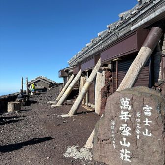 小屋はしまってます。日差しあったので暑かったです。