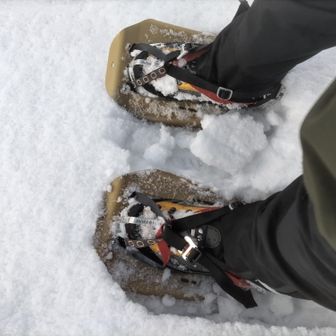 堪らずスノープラック装着！
アイゼンと併用する事で浮力とグリップ力の両方効果が得られます👍