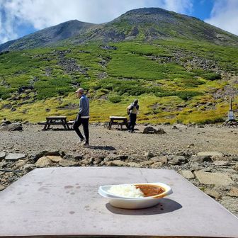 外のテラス席で剣ヶ峰を眺めながら食べることにしました♪
手前の峰が朝日岳でその奥が剣ヶ峰です。