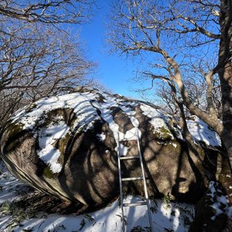 山頂から先にある梵天石