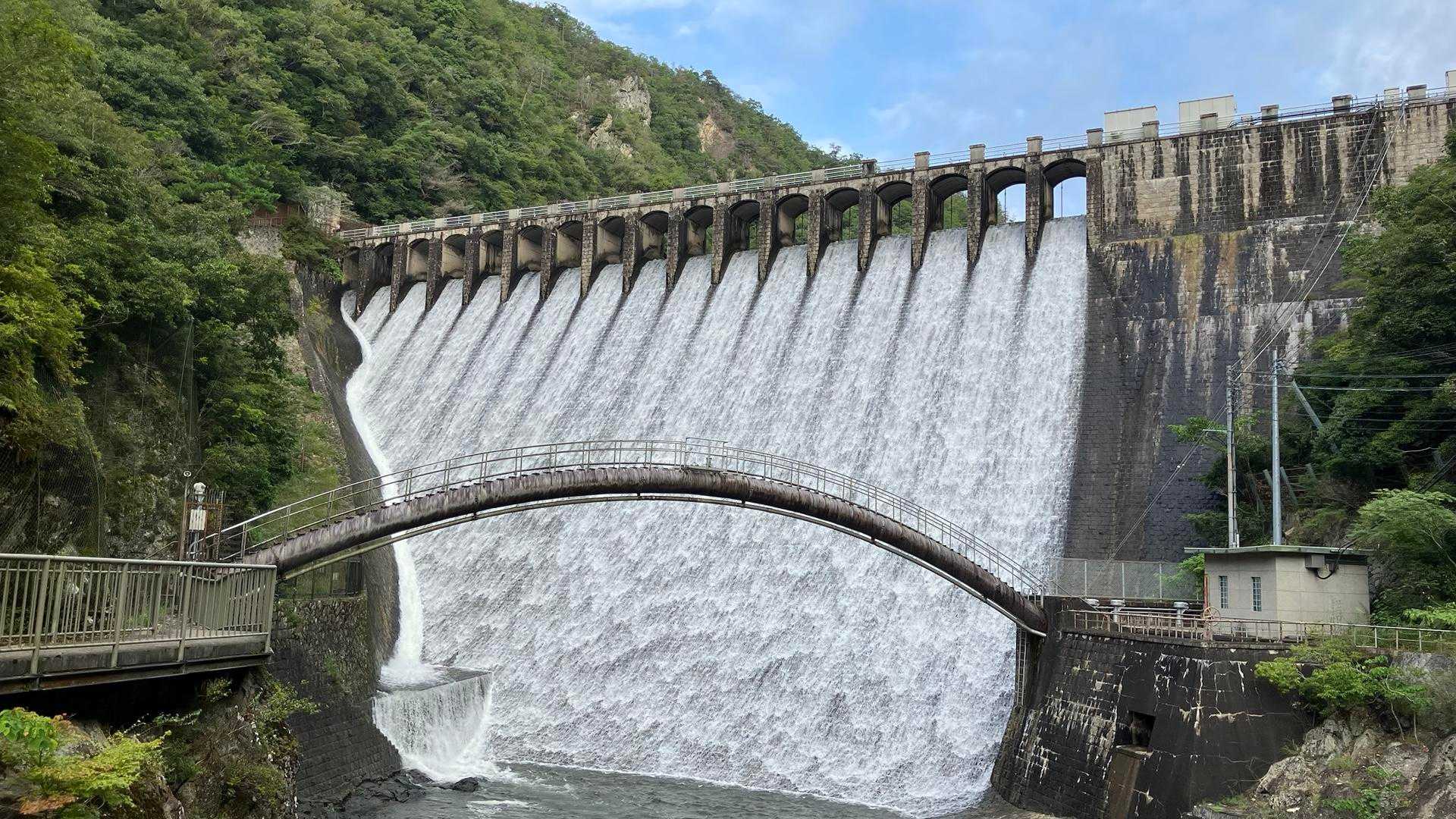 千刈ダムでは美しい放流が楽しめました🌈
ダムの放流、中々見られないので、嬉しいです️🩵️
👇🏻
「千刈ダム: 登録有形文化財。近代化産業遺産。
大正8（1919）年に完成」

https://bunka.nii.ac.jp/heritages/detail/147605

https://kunishitei.bunka.go.jp/bsys/maindetails/101/00000995
