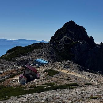 宝剣岳と宝剣岳山荘が見えます