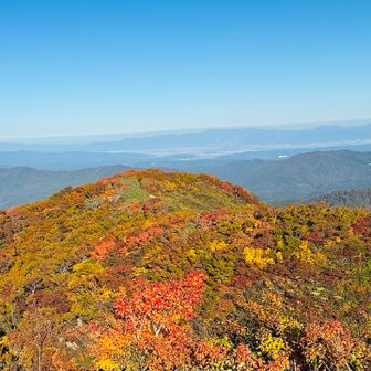 清太岩山から望む北側の紅葉