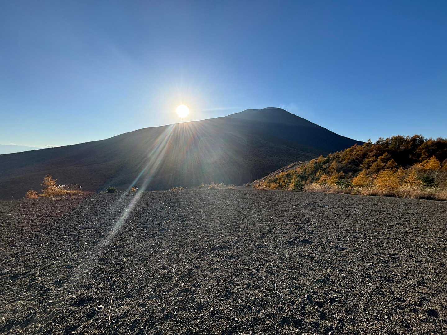 小浅間山は西峰よりさらに広い。太陽が浅間山に隠れるまで待とうかと思ったけど時間も時間だし待たずに下山開始