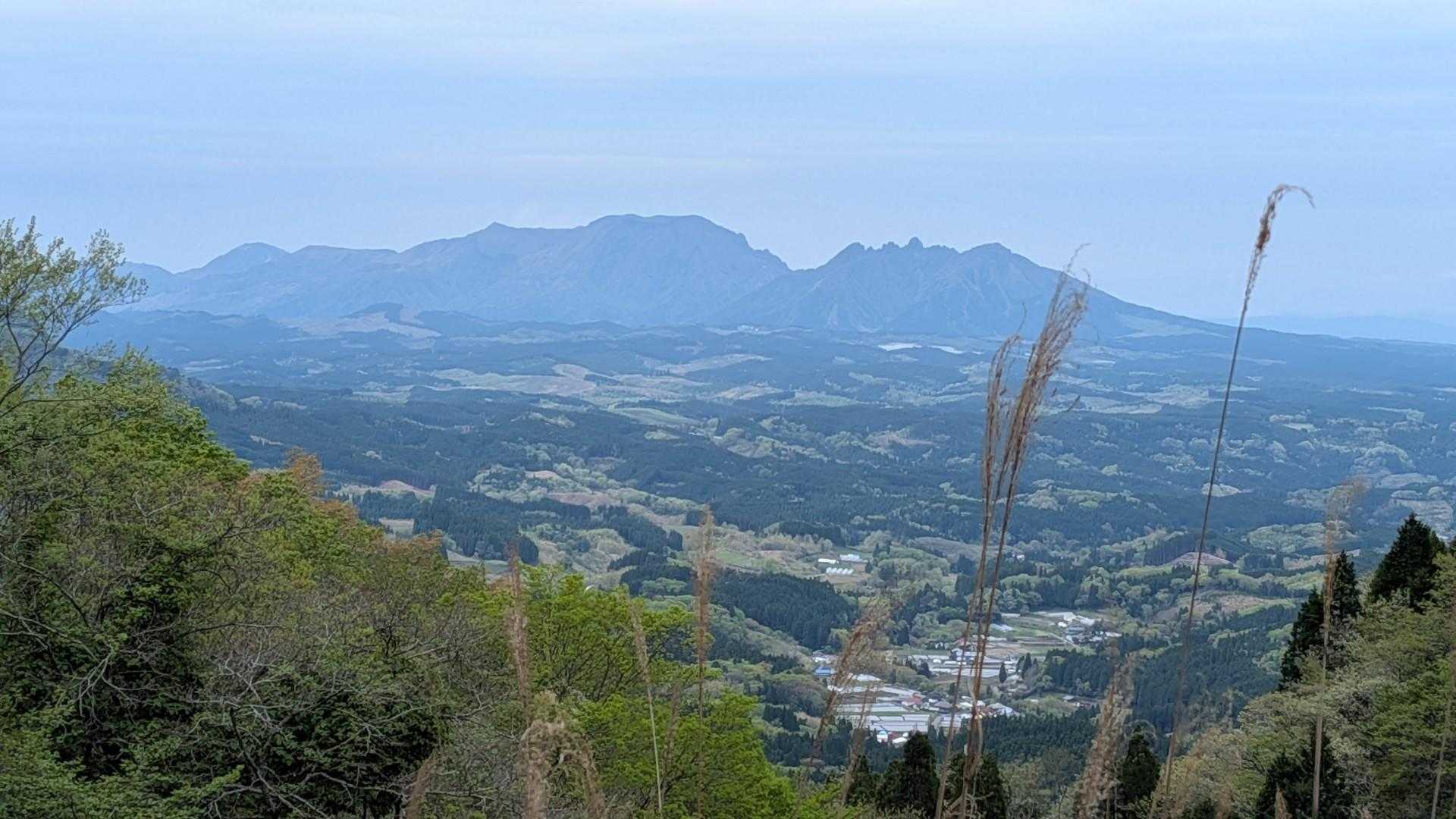 駐車場から阿蘇中岳と根子岳を眺めながら昼食その後また４時間かけて帰りました。登るのは少しで行き帰りが遠い山でした
