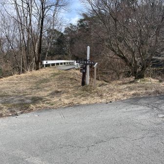 延々と続く下山が長かった😫
舗装路に出てホッとしました😗
駐車場まであと少し💪