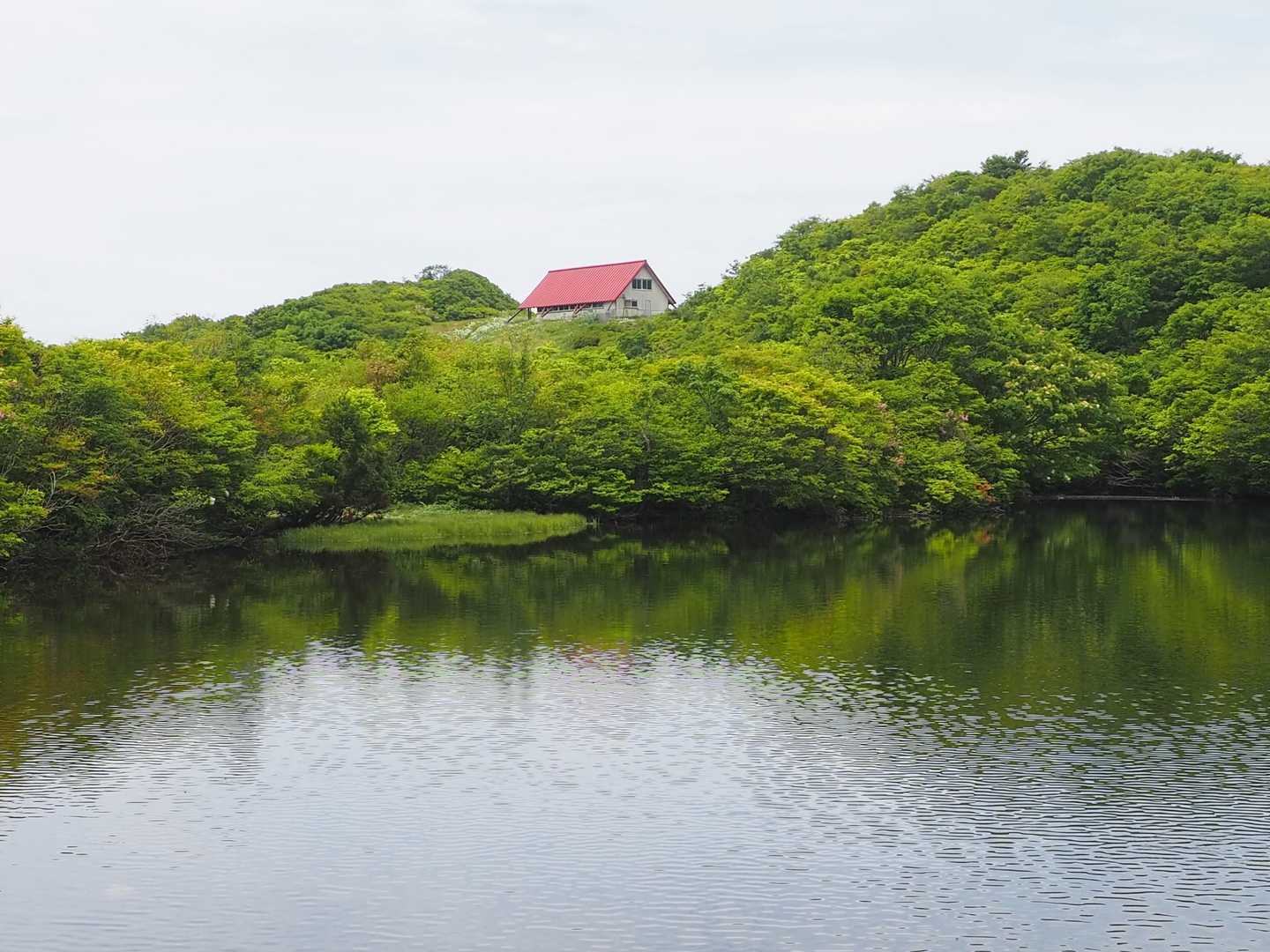 ドンデン池と避難小屋