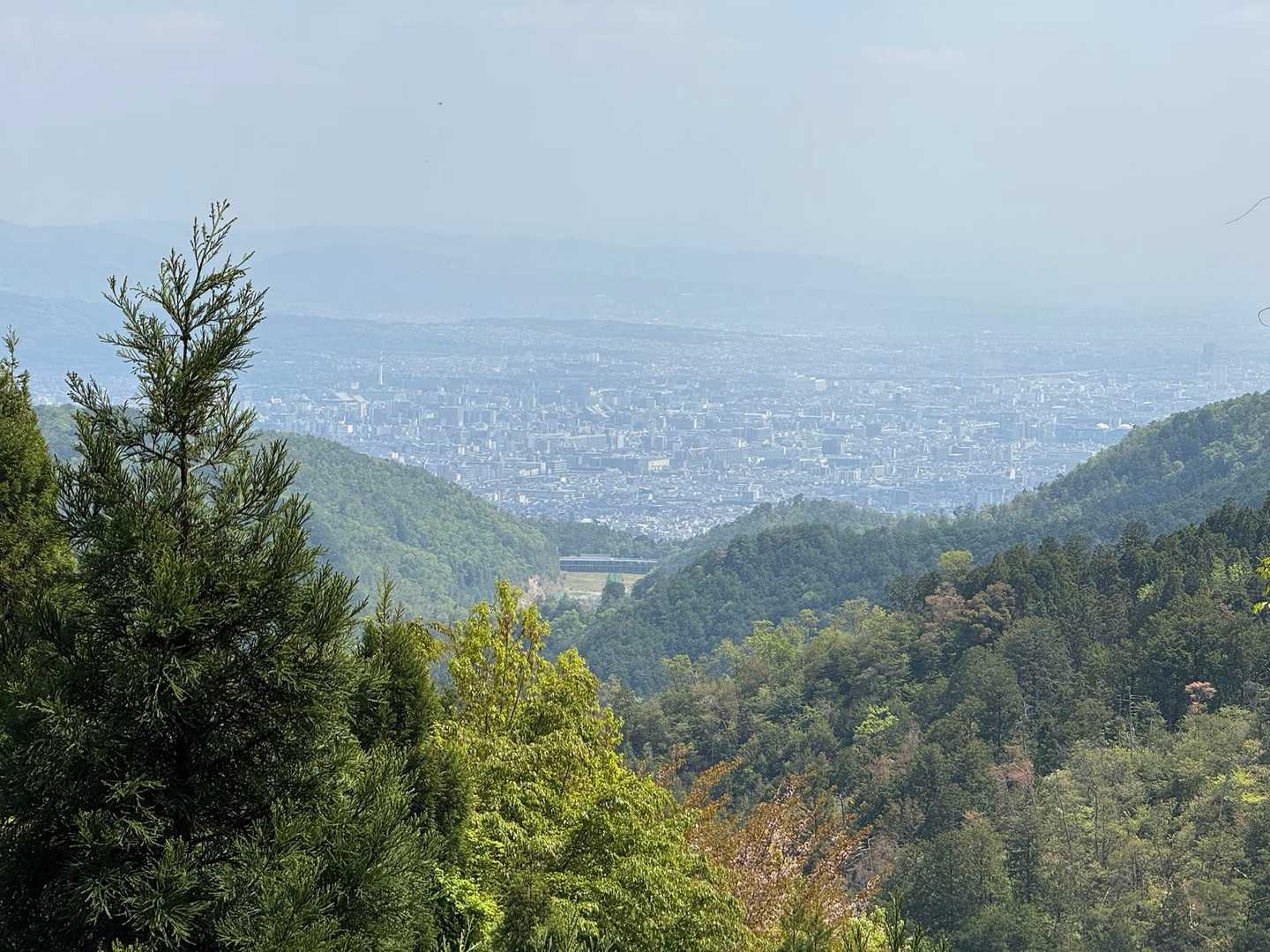京見峠付近から　京都市内を望む

若狭の海で取れた、鯖を始めとした魚介類を背負い１日半かけて京まで歩く。遠い京までの最後の峠が京見峠で昔は峠に茶屋🍵があったらしい。