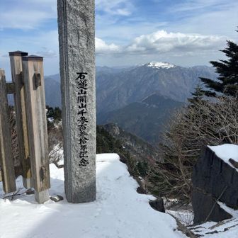 避難小屋到着
日が当たる小屋の外で
お昼ご飯のカップ麺食べた
