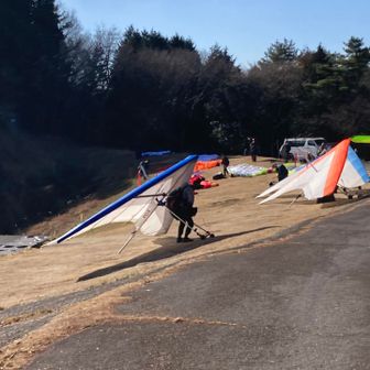 今日はハンググライダーとパラグイダーがたくさん飛ぶ順番待ちしてた🪽